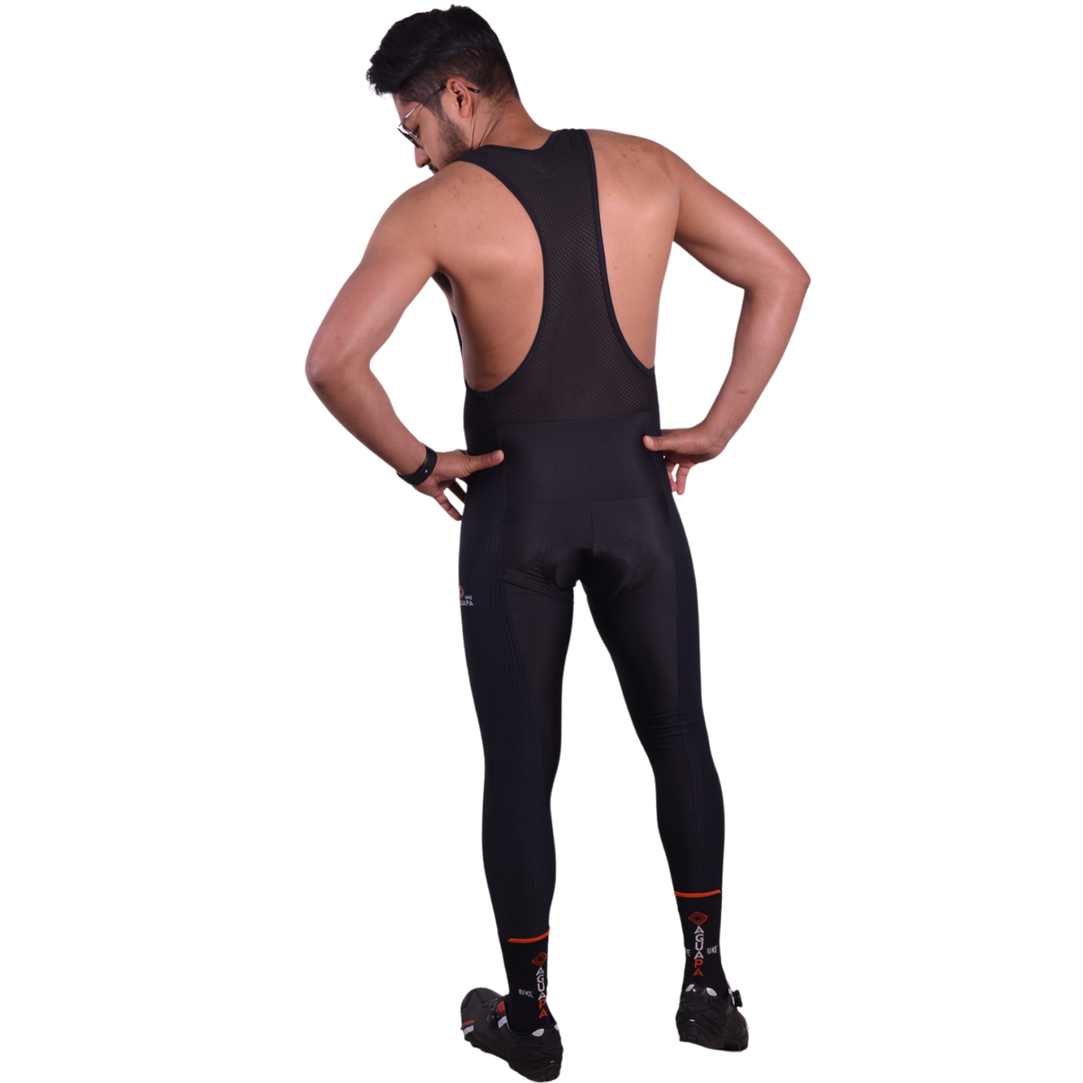 Modelo mostrando licra larga de ciclismo negra para hombre de la línea Pro vista trasera con tirantes en red ultra transpirables de A Guapa Bike.