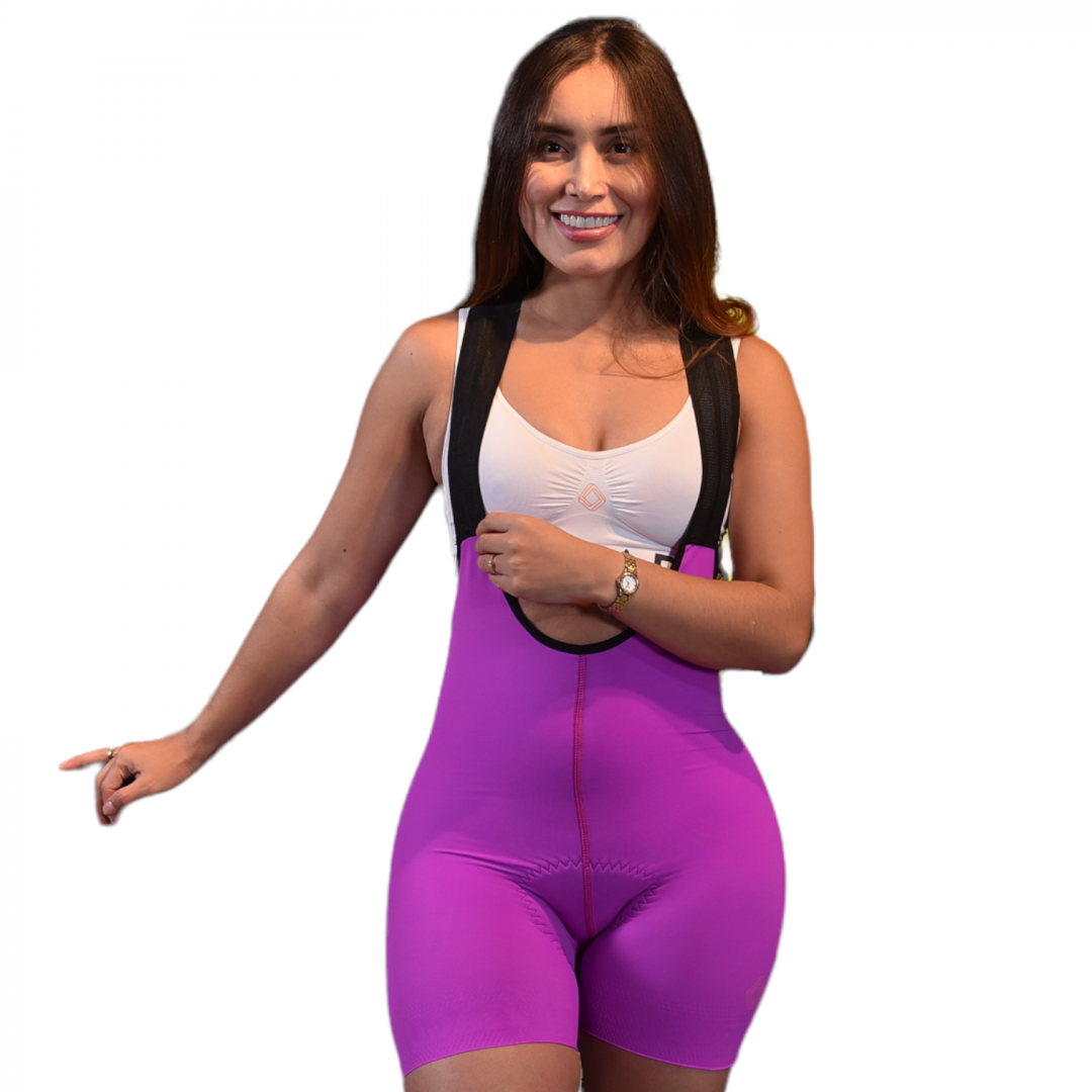 Modelo posando de frente con licra de ciclismo lila morada para mujer de A Guapa Bike