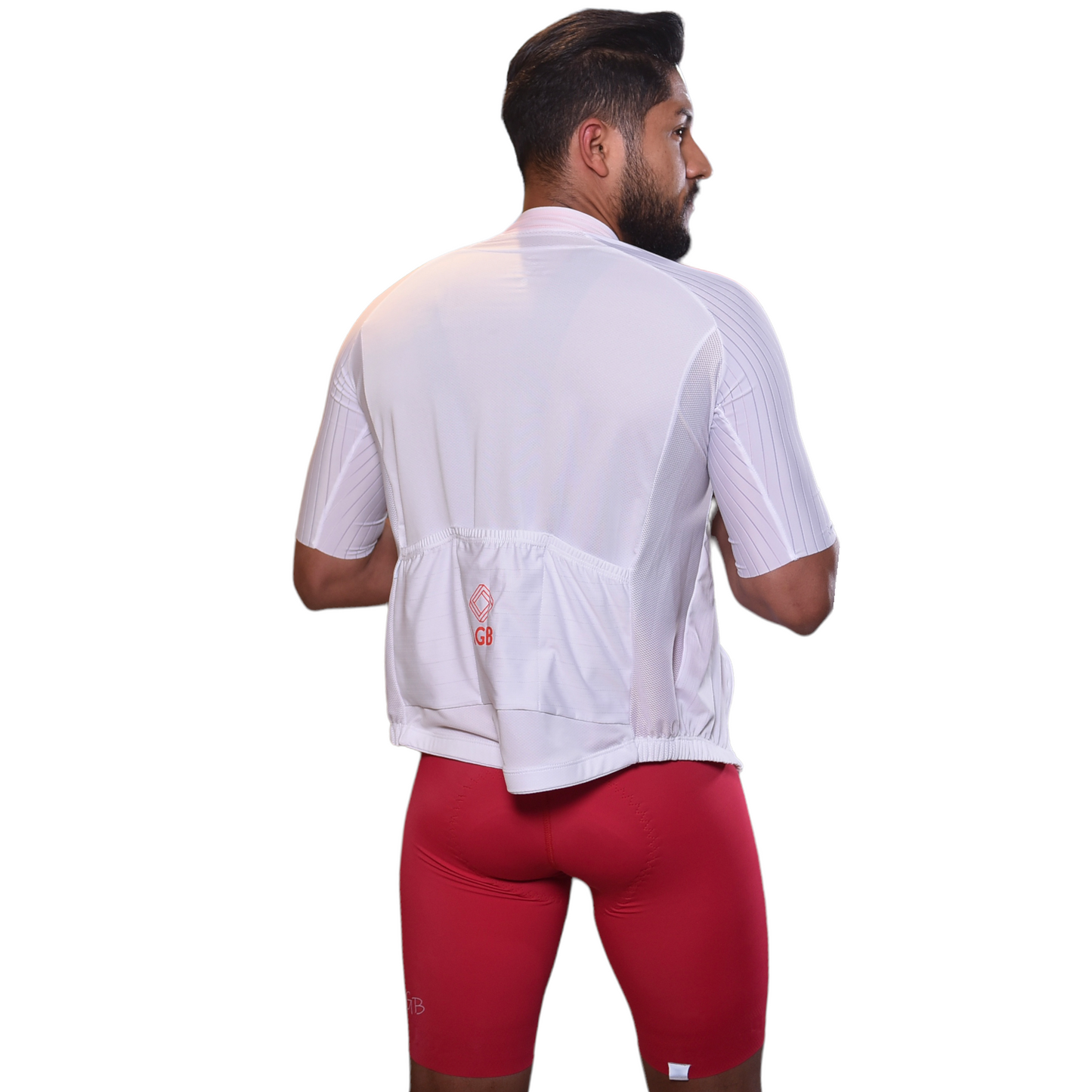 Vista trasera de modelo usando licra de ciclismo roja para hombre Pro Max y jersey blanco