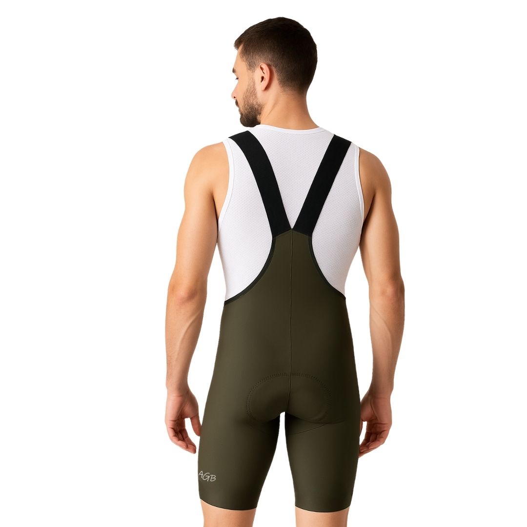 Vista trasera de modelo usando licra de ciclismo para hombre verde con tirantes negros