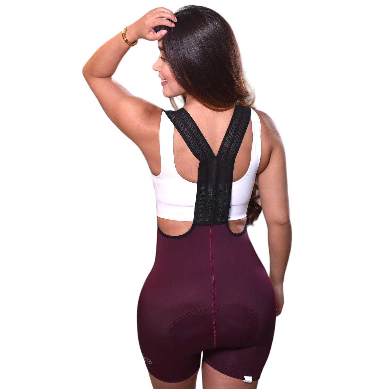 Modelo de espalda mostrando las tirantas negras de la licra de ciclismo vino tinto