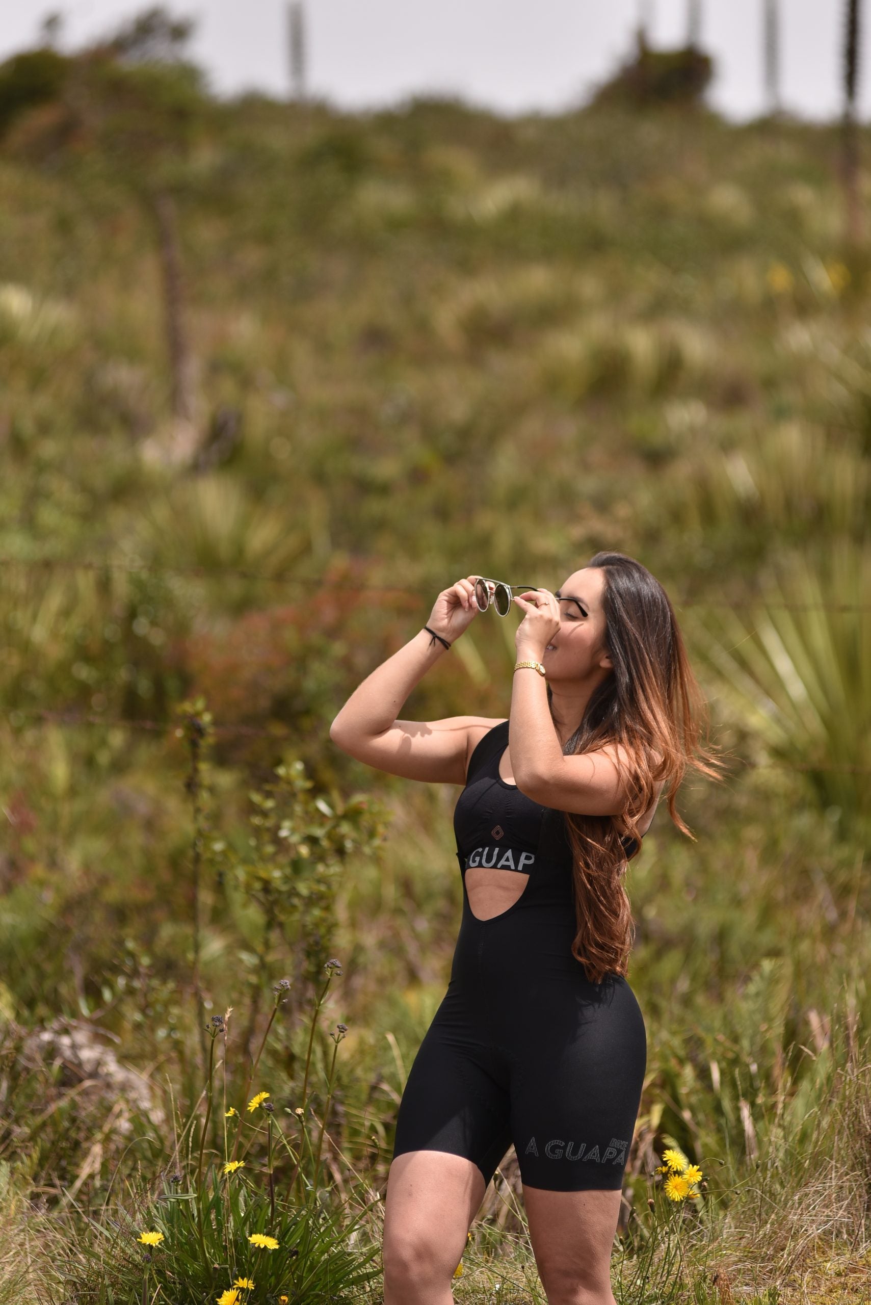 Ciclista hidratándose en ruta usando ropa de ciclismo para mujer de A Guapa Bike
