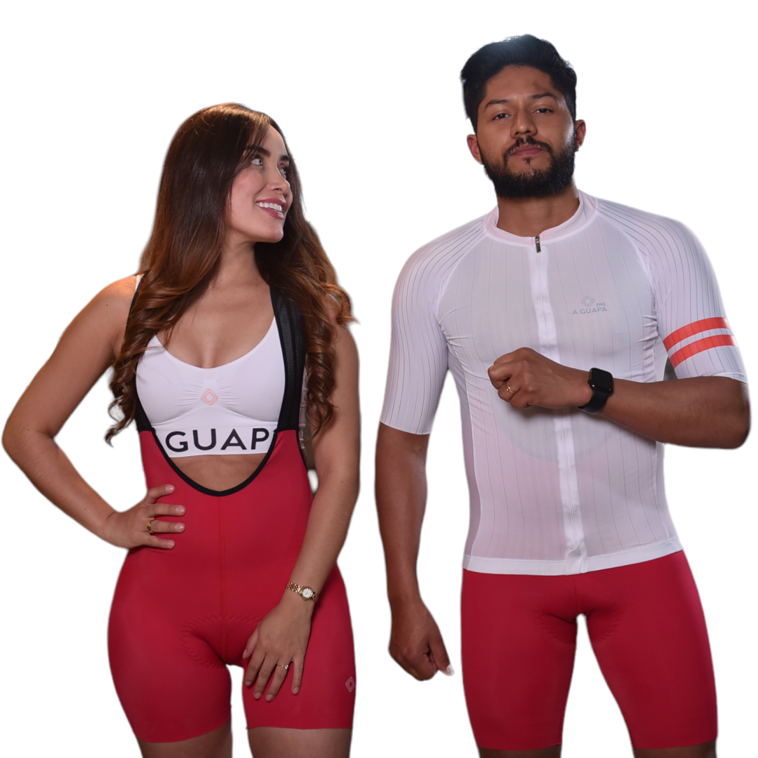Modelos posando con conjunto de ropa de ciclismo para hombre y mujer de A Guapa Bike